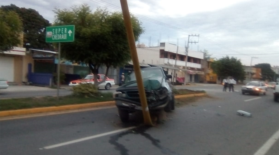 Choca contra un poste de luz en Pinotepa Nacional