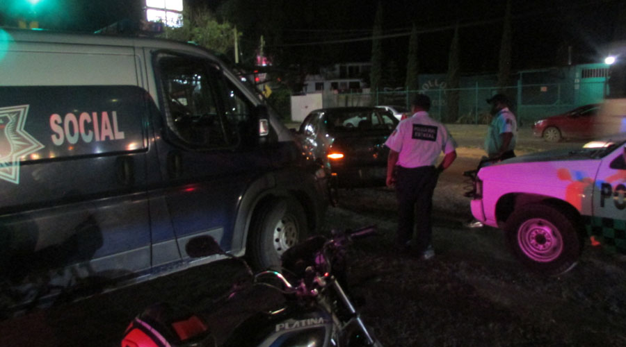 Camioneta de reinserción social embiste un auto particular | El Imparcial de Oaxaca