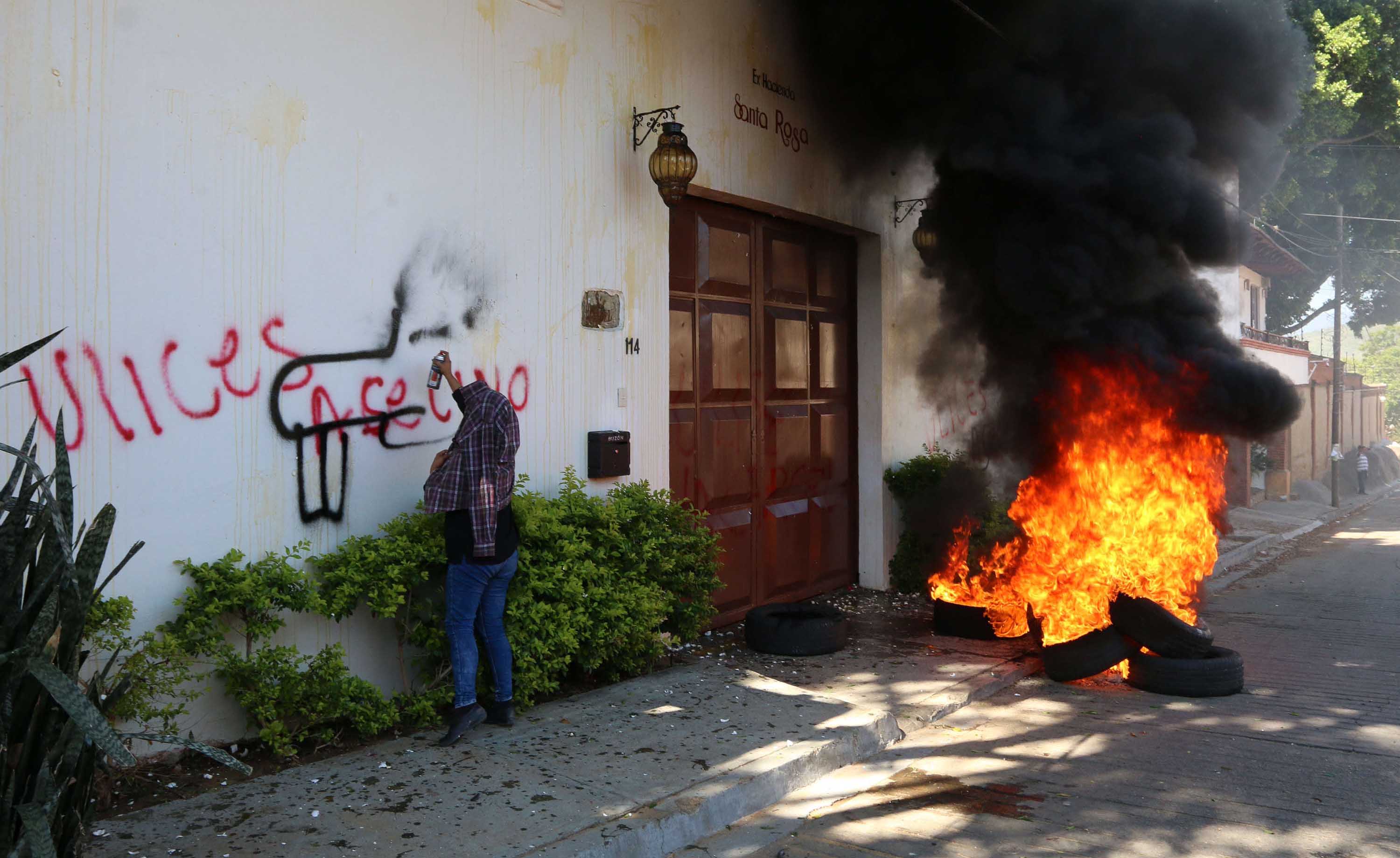 S-22 vandaliza salón en protesta por visita de Ulises Ruiz | El Imparcial de Oaxaca