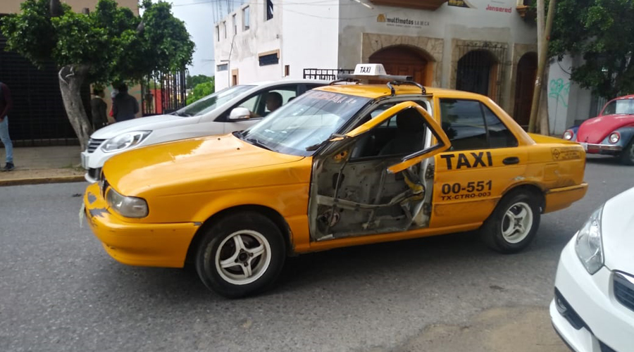 Dejan sin puerta a un taxi tras aparatoso percance vial en la calle de Crespo