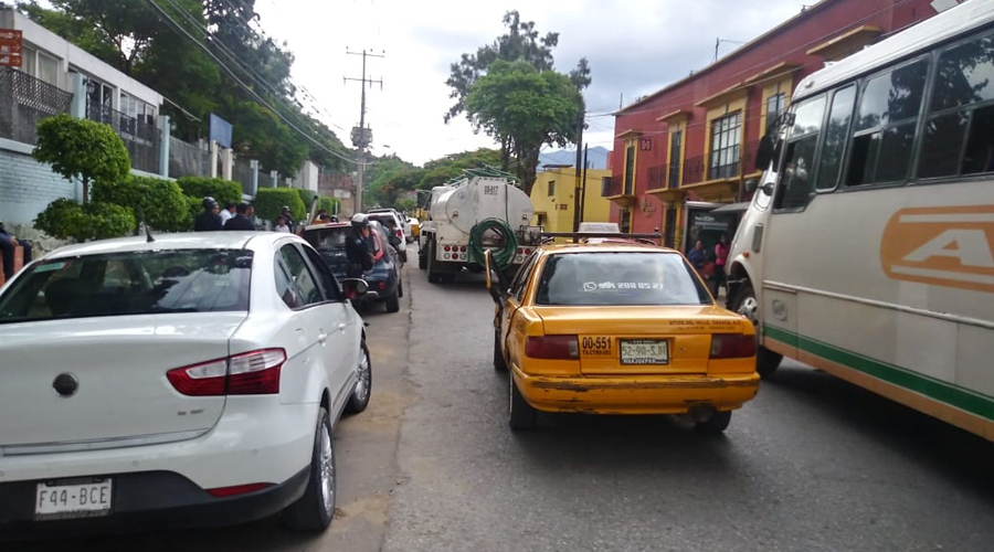 Dejan sin puerta a un taxi tras aparatoso percance vial en la calle de Crespo