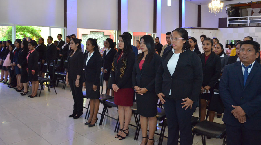 Entrega la REU títulos universitarios en Oaxaca