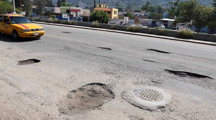 A paso de tortuga, las  reparaciones de vialidades en Oaxaca
