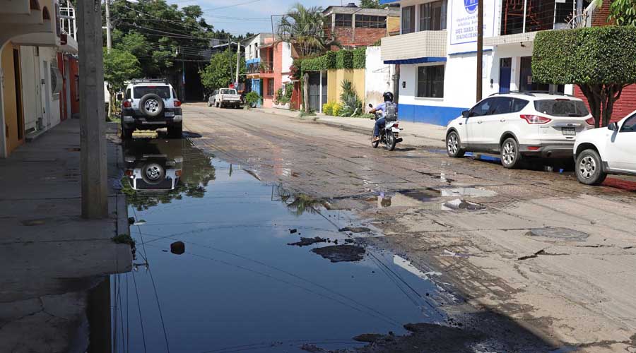 Aguas negras y baches  inundan las calles de Oaxaca