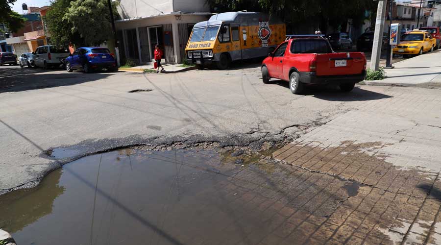 Aguas negras y baches  inundan las calles de Oaxaca