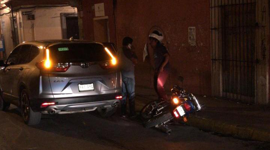 Motociclista choca  contra camioneta en centro histórico | El Imparcial de Oaxaca