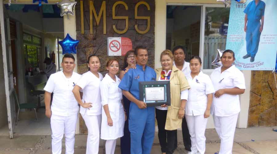 Reconocen a trabajador de Unidad Médica Familiar del  IMSS en Cuicatlán