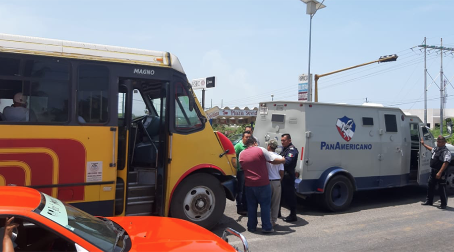 Urbanero de Salina Cruz, embiste a una camioneta de valores | El Imparcial de Oaxaca