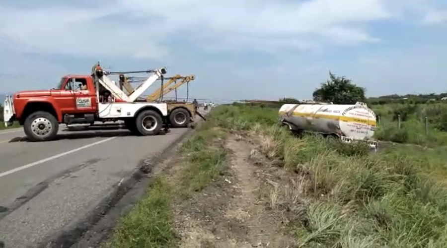 Vuelca autotanque y provoca fuga en Tapanatepec | El Imparcial de Oaxaca