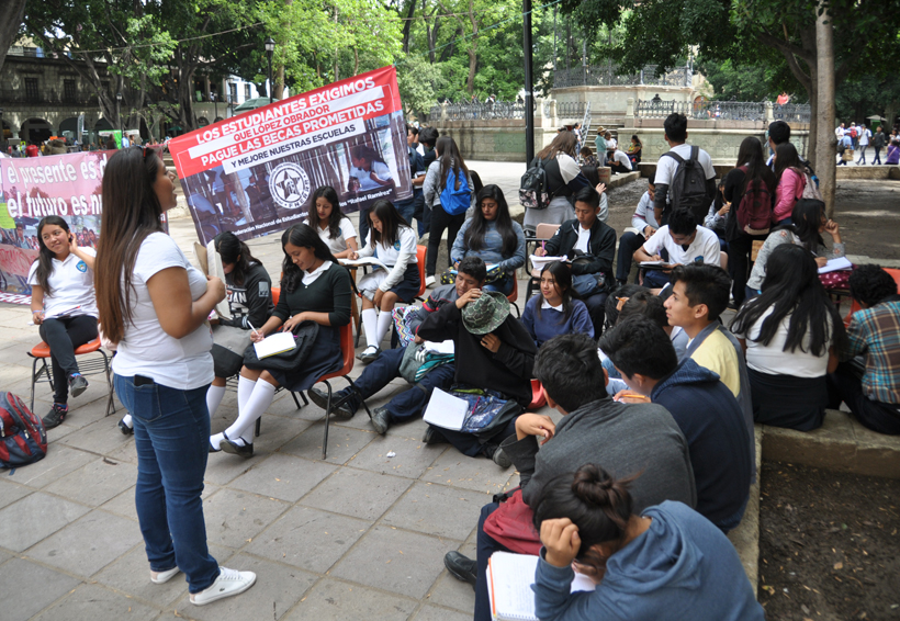 Estudiantes toman clases en el zócalo de Oaxaca | El Imparcial de Oaxaca