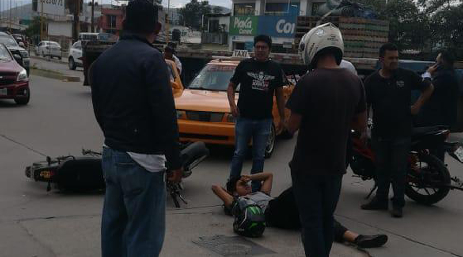 Taxi arrolla a  motociclista en Avenida Ferrocarril | El Imparcial de Oaxaca