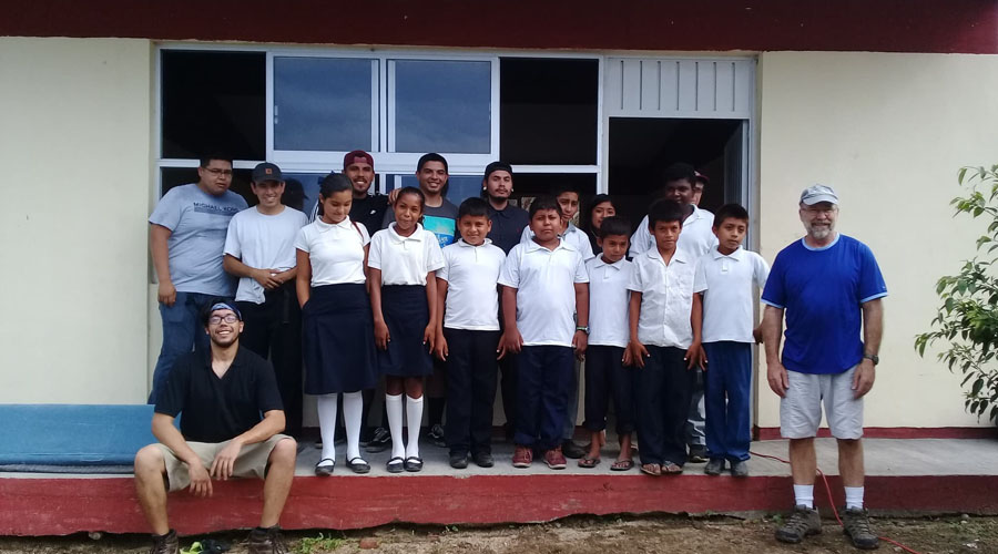 Estadounidenses instalan paneles solares en escuela de Jamiltepec