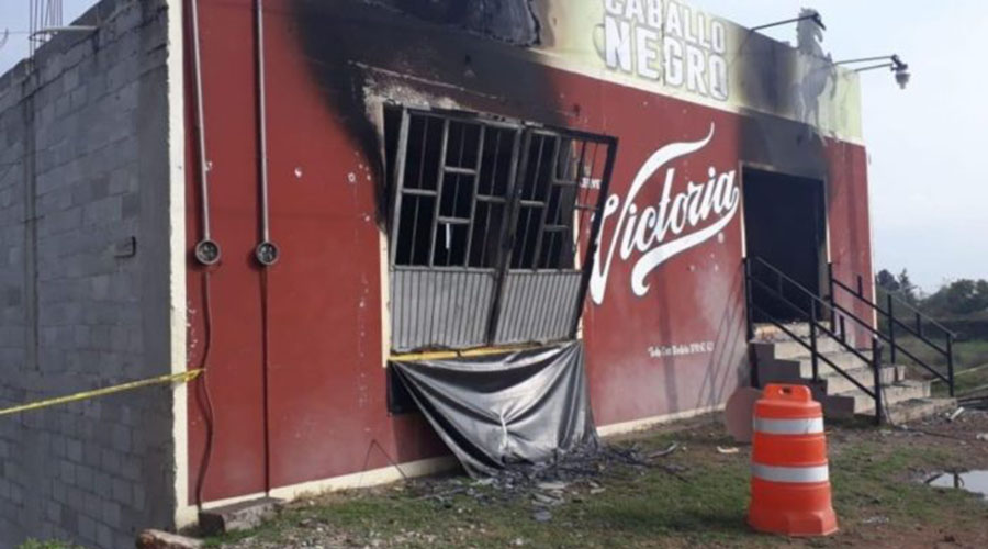 Comando armado roció gasolina y le prendió fuego a un bar | El Imparcial de Oaxaca