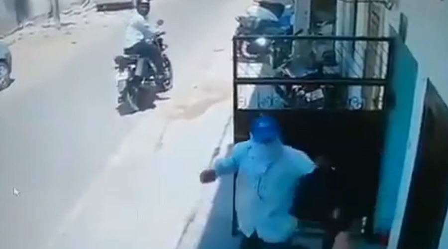 Video: Señora libra asalto al defenderse a manotazos