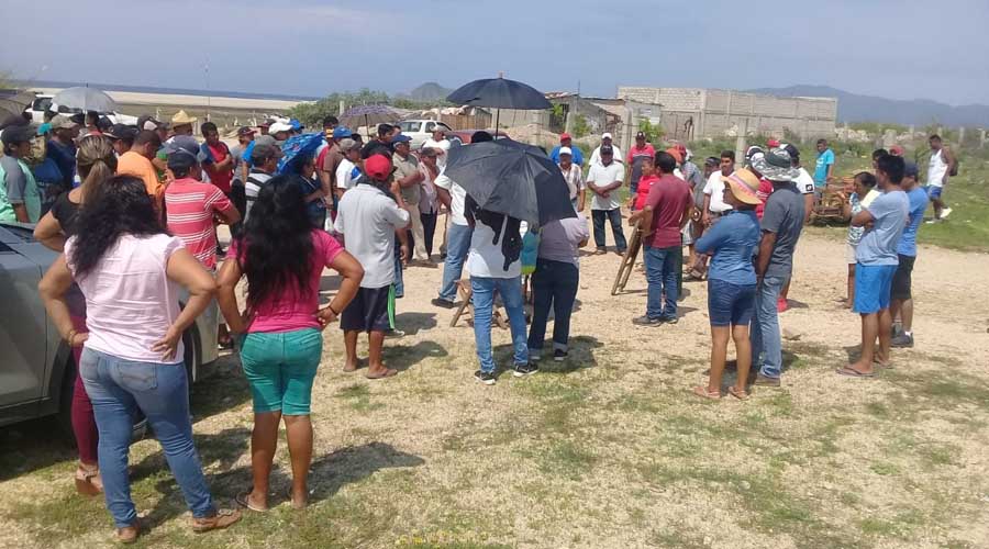 Se manifiestan en el cabezal de playa de las Salinas del Marqués | El Imparcial de Oaxaca