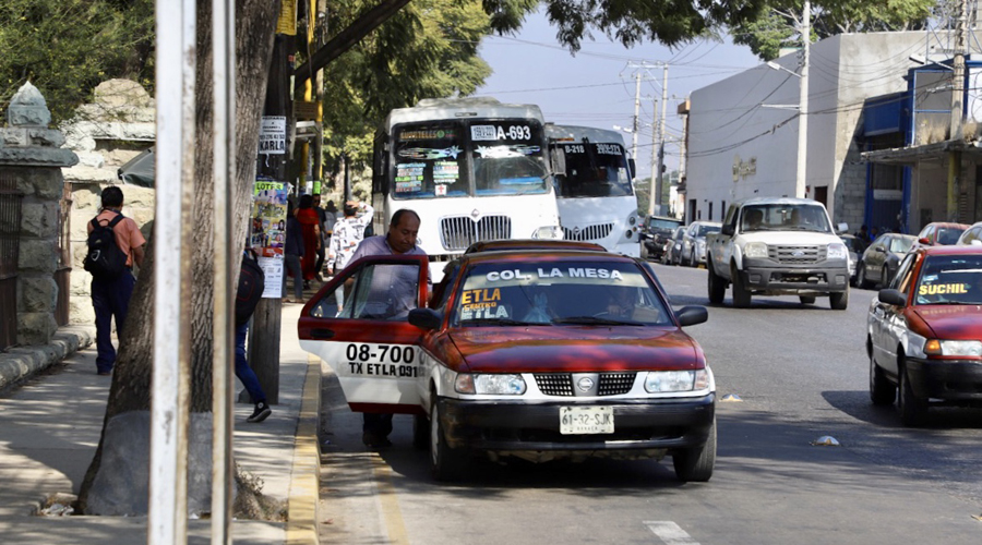 Taxis foráneos de Oaxaca, continúan con  exceso de pasajeros