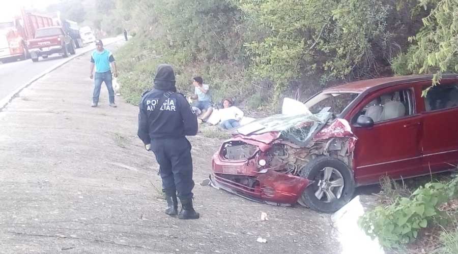 Dos lesionados deja accidente en Guelavila