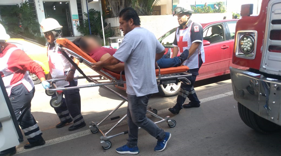 Motoneta se impacta contra auto en la colonia Reforma