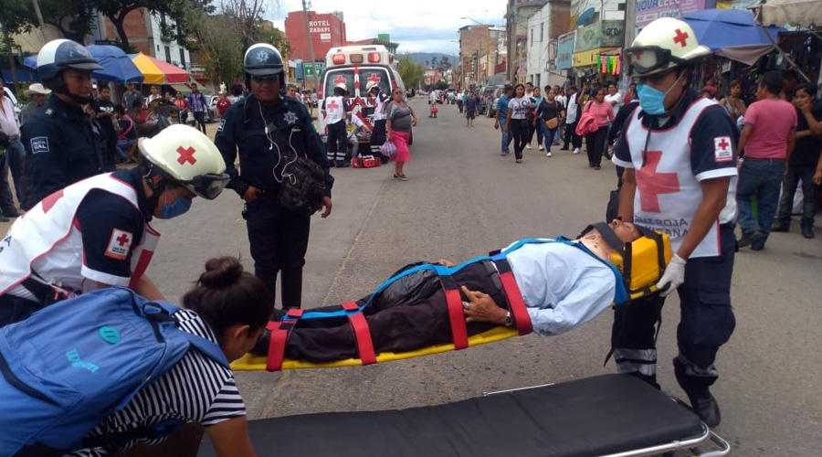 Urbano atropella a anciano en la Central de Abasto; sobrevivió de milagro al quedar debajo del carro | El Imparcial de Oaxaca