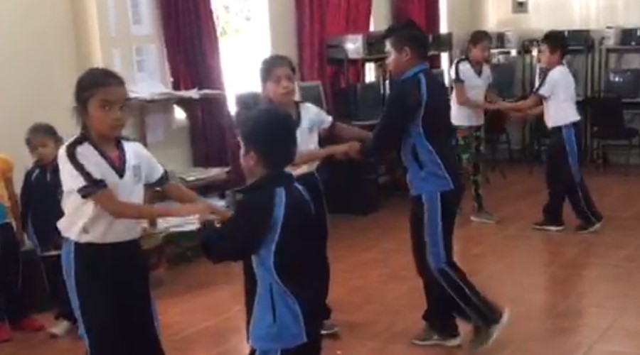 Video: Maestro de educación física ejercita a sus alumnos… ¡con cumbias! | El Imparcial de Oaxaca
