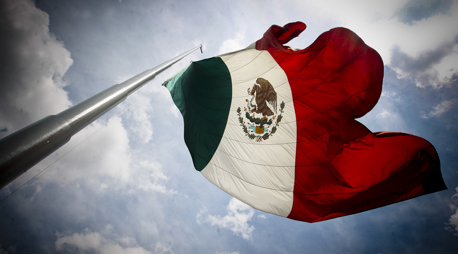 Video: civiles ayudan a militares a salvaguardar bandera, ante fuerte lluvia en la CDMX | El Imparcial de Oaxaca