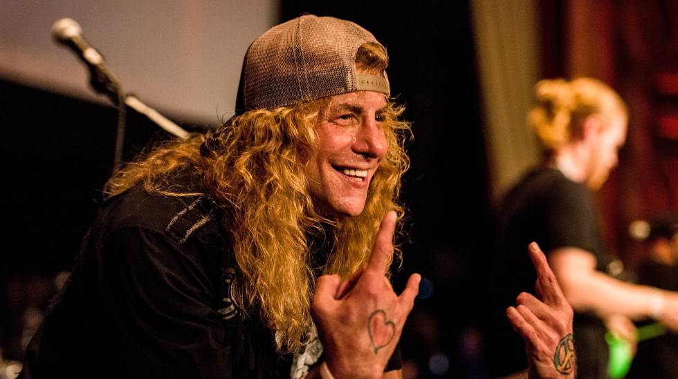 Exbaterista de Guns n’ Roses intenta suicidarse apuñalándose en el estomago