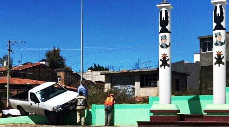 Camioneta se estampa contra  monumento en Huajuapan | El Imparcial de Oaxaca