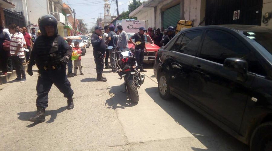 Aparatoso choque entre motociclista y auto en Huajuapan de León, Oaxaca | El Imparcial de Oaxaca
