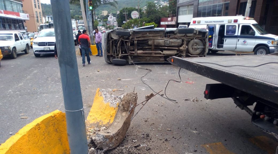 Automovilista vuelca al intentar huir de choque en la Calzada Héroes de Chapultepec, Oaxaca | El Imparcial de Oaxaca