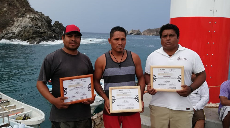 Conmemoran Día de la Marina en Puerto Ángel y Huatulco