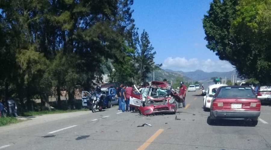 Torton destroza un taxi foráneo en el tramo carretero Tlacolula-Mitla