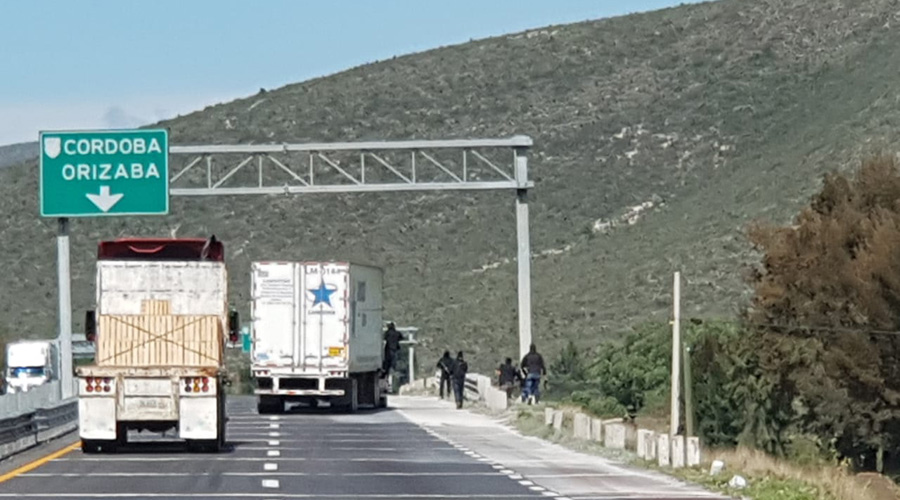 Video: grupo armado opera asaltando tráileres en carretera cercana a Oaxaca | El Imparcial de Oaxaca