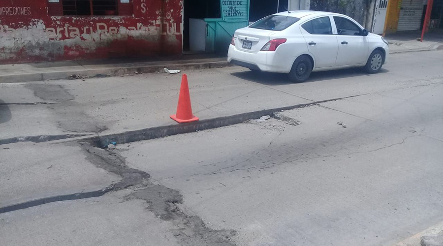 Se registra hundimiento de calle en Salina Cruz