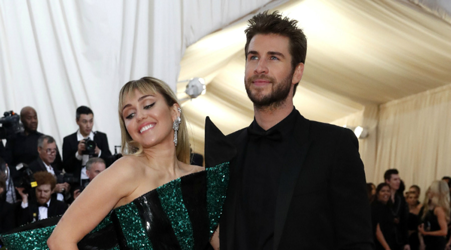 Video: Fan acosa a Miley Cyrus e intenta besarla