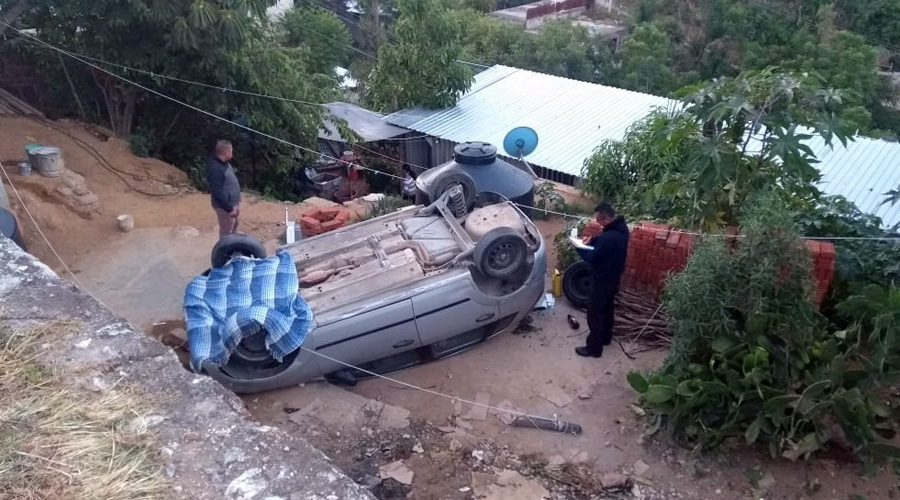 Volcadura de automovil deja cuantiosos daños materiales en la colonia del Maestro, Oaxaca | El Imparcial de Oaxaca