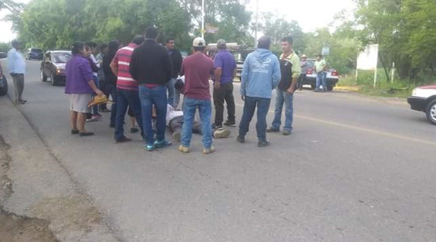 Hombre a bordo de una carreta es impactado por vehículo en San Juan Chilateca.