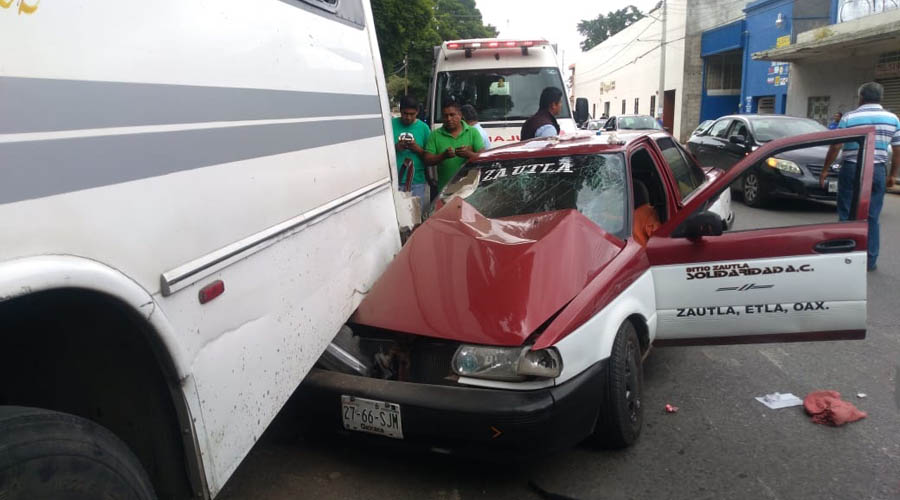 Taxista impacta su auto contra urbano en Calzada Madero