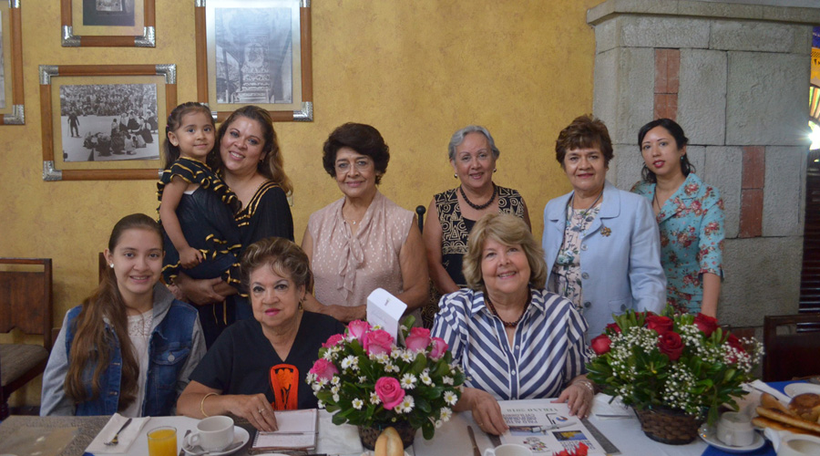 En reunión de trabajo, aprovechan para celebrar cumpleaños | El Imparcial de Oaxaca
