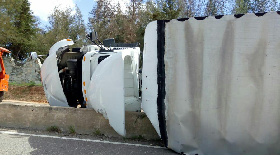 Vuelca tráiler aparatosamente en Nochixtlán
