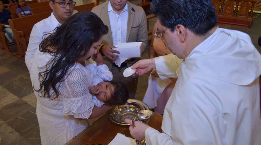 Andrea Victoria recibió el sacramento del Bautismo