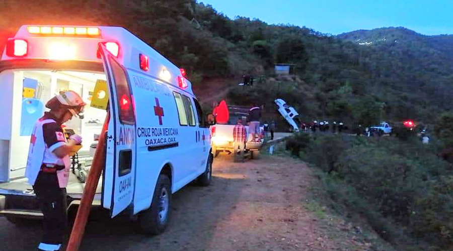 Una mujer muerta y 21 personas heridas deja volcadura en San Pablo Cuatro Venados