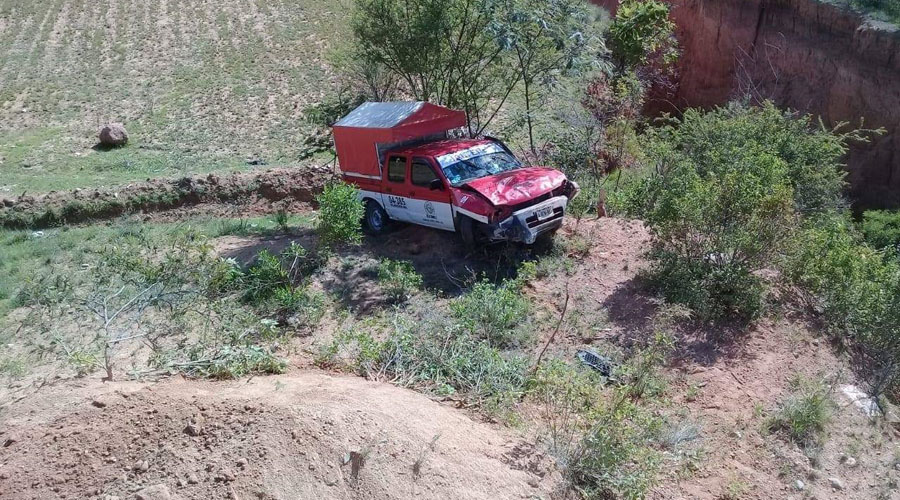 Camioneta pasajera cae en barranco en Nochixtlán