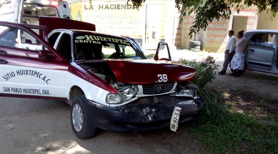 Imprudente taxista provoca fuerte choque en la carretera Oaxaca-Zimatlán