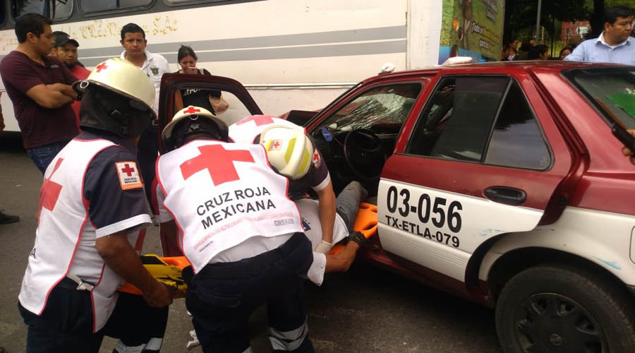 Taxista impacta su auto contra urbano en Calzada Madero