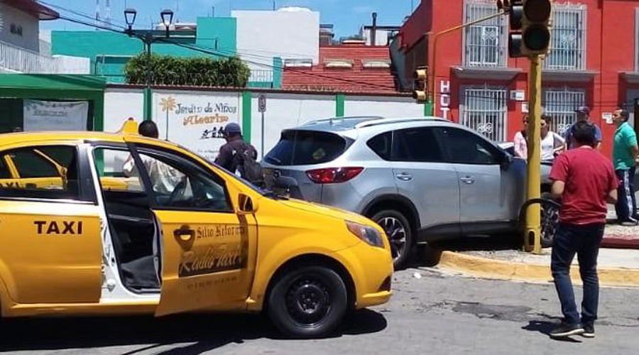 Camioneta de lujo se impacta contra semáforo en colonia Reforma