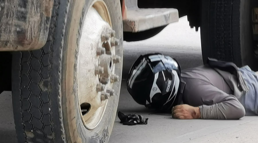 Motociclista muere debajo de un camión en la colonia Reforma Agraria