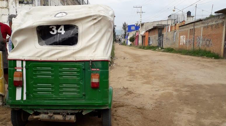 Mototaxista vuelca su unidad en Santa María Atzompa | El Imparcial de Oaxaca