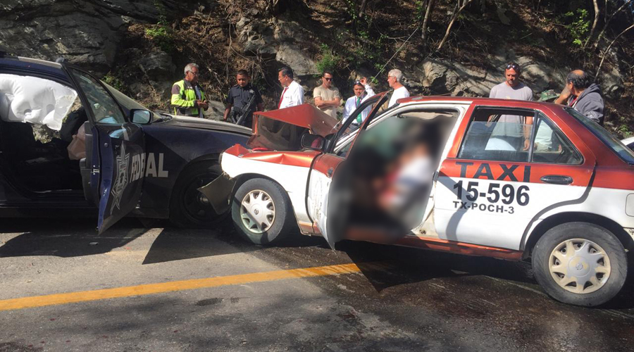 Patrullero federal se estampa contra un taxi en el tramo Pochutla-Huatulco