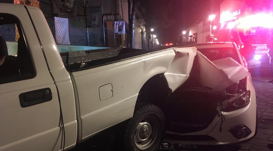Chocan dos autos en el centro de Oaxaca