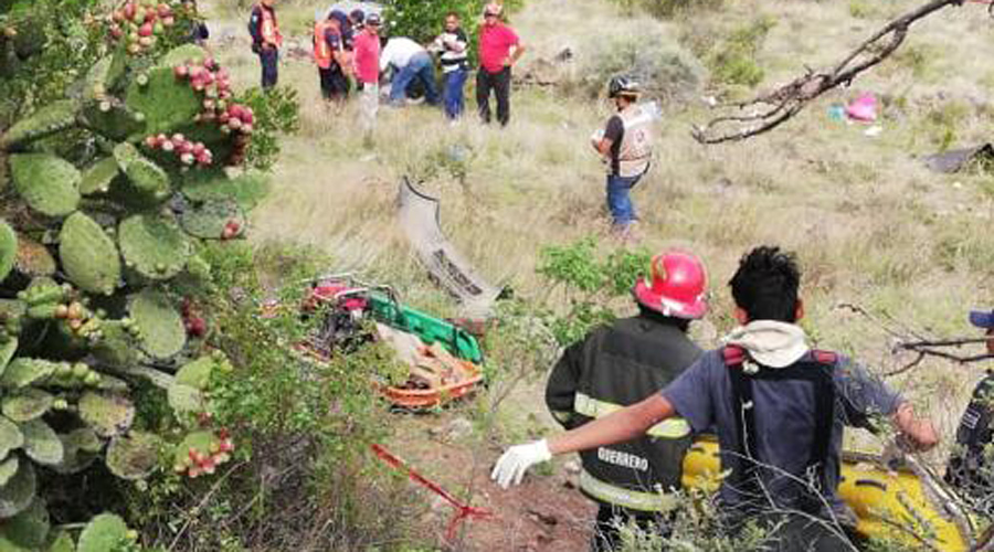 Identifican a familia muerta en volcadura en Cuajimoloyas